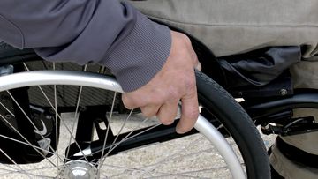Mann im Rollstuhl / behindertengerechter Umgang mit Patienten - Praxis für Ergotherapie Sabine Itzkow-Möllering in Wallenhorst
