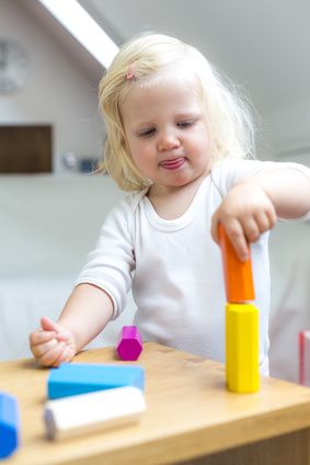 Kind spielt mit Bauklötzen - Praxis für Ergotherapie Sabine Itzkow-Möllering in Wallenhorst